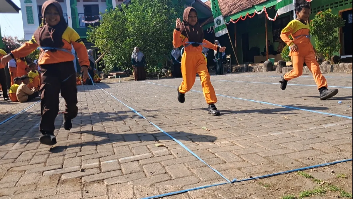 Tumbuhkan Semangat Nasionalisme dan Kebersamaan Melalui Lomba 17 Agustusan di MIS Nur Aziz